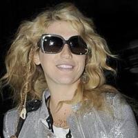 Quand Kesha enfile ses lunettes de soleil en pleine nuit... elle brille de mille feux !