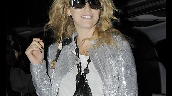 Quand Kesha enfile ses lunettes de soleil en pleine nuit... elle brille de mille feux !
