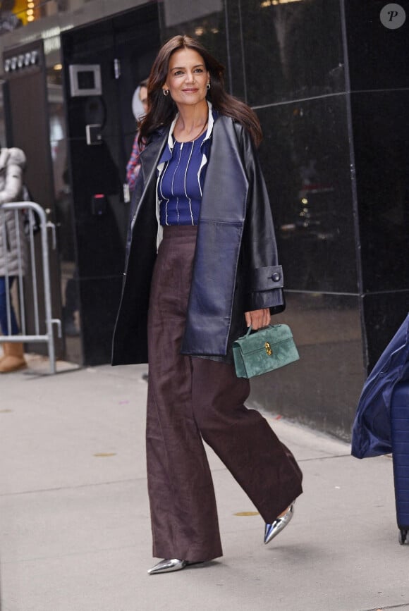 L'actrice Katie Holmes à la sortie de l'émission "Good Morning America" à New York City, New York, Etats-Unis, le 11 janvier 2023. 