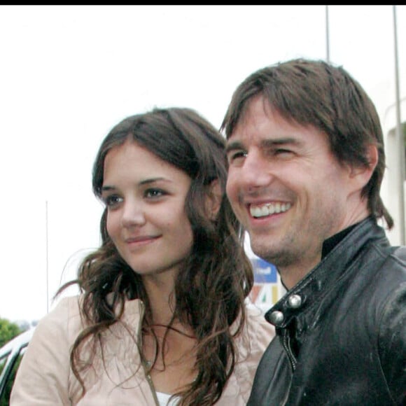 Tom Cruise et Katie Holmes qui arrivent en moto au restaurant Ivy de Beverly Hills le 5 juin 2005.