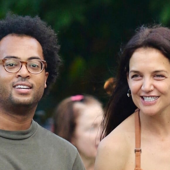 Exclusif - Katie Holmes et son compagnon Bobby Wooten III font une balade romantique à Washington Park à New York, le 5 août 2022. 