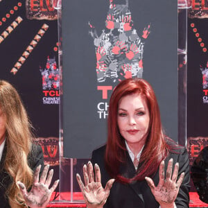 Lisa Marie-Presley, Priscilla Presley, Riley Keough - Trois générations de Presley laissent leurs empreintes dans le ciment du TCL Chinese Theater pour célébrer la sortie du film "Elvis" à Los Angeles, le 21 juin 2022.