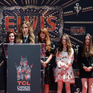 Lisa Marie-Presley, Priscilla Presley, Riley Keough - Trois générations de Presley laissent leurs empreintes dans le ciment du TCL Chinese Theater pour célébrer la sortie du film "Elvis" à Los Angeles, le 21 juin 2022.