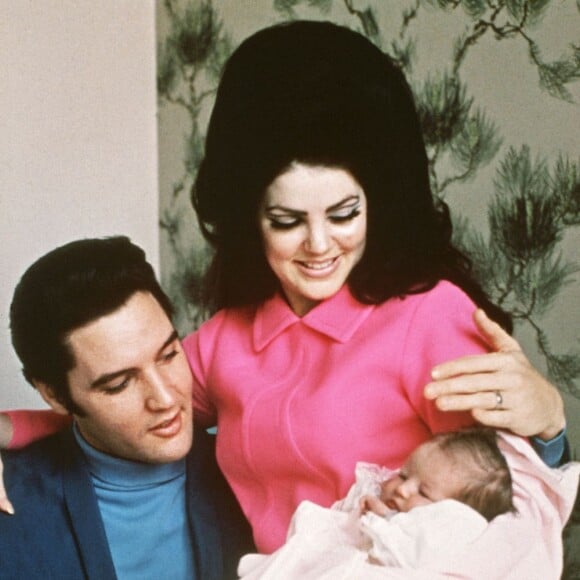 Elvis Presley et Priscilla présentent leur fille Lisa-Marie en 1968.