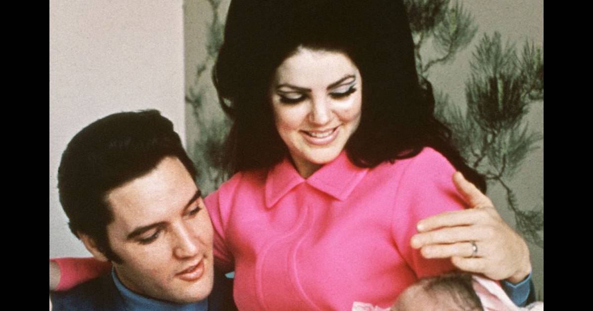 Elvis Presley Et Priscilla Présentent Leur Fille Lisa Marie En 1968 Purepeople 