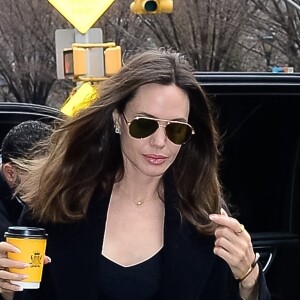 Angelina Jolie se dirige vers un centre d'art à New York City, New York, Etats-Unis, le 12 janvier 2023, avec un café à emporté de chez Carlyle. L'actrice américaine portait une tenue entièrement noire avec un grand sac matelassé YSL. 