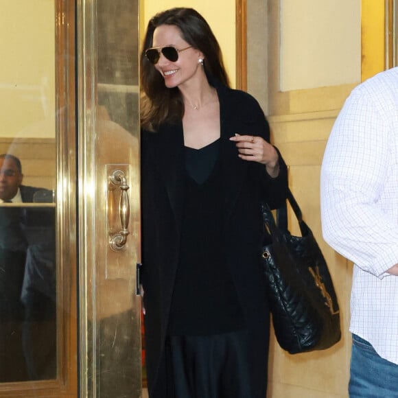 Angelina Jolie sort du Chelsea Art Center à New York le 12 janvier 2023. 