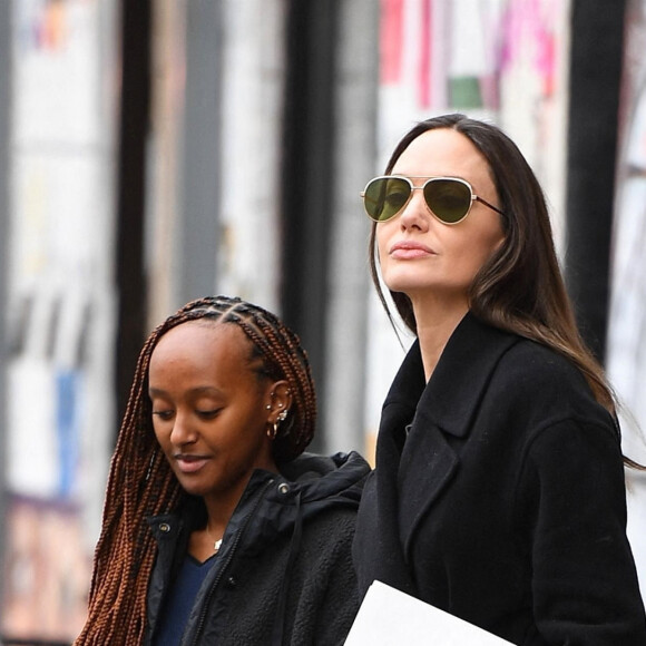 Angelina Jolie et sa fille Zahara font une sortie shopping à New York le 11 janvier 2023. 