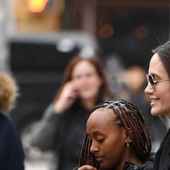 Angelina Jolie et sa fille Zahara font une sortie shopping à New York le 11 janvier 2023. 