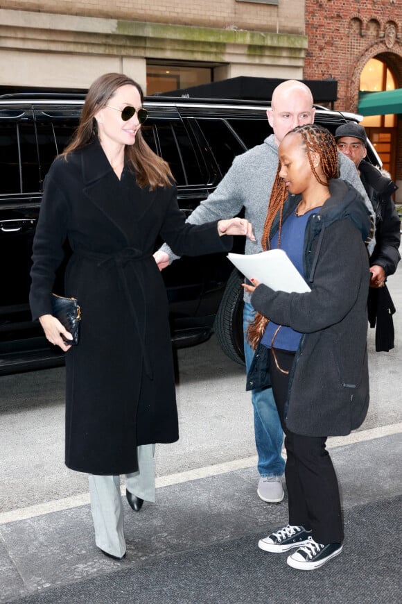 Angelina Jolie et sa fille Zahara font une sortie shopping à New York le 11 janvier 2023. 