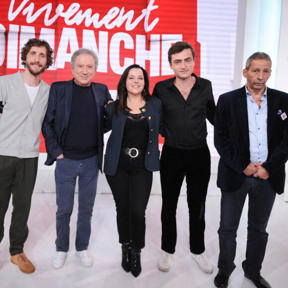 Exclusif - Baptiste Lecaplain, Michel Drucker, Laure Calamy, Nathan Devers et Brian Bouillon-Baker lors de l'enregistrement de l'émission "Vivement dimanche" au studio Gabriel, présentée par M.Drucker et diffusée sur France 3 le 15 janvier 2023. Paris, le 6 janvier 2023. © Guillaume Gaffiot / Bestimage