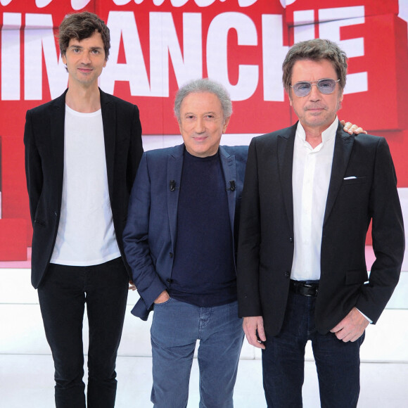Exclusif - David Jarre, Michel Drucker et Jean-Michel Jarre lors de l'enregistrement de l'émission "Vivement dimanche" au studio Gabriel, présentée par M.Drucker et diffusée sur France 3 le 15 janvier 2023. Paris, le 6 janvier 2023. © Guillaume Gaffiot / Bestimage