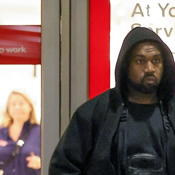 Kanye West fait du shopping avec sa fille North à Los Angeles, le 29 novembre 2022.