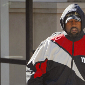 Kanye West arbore une veste "Ye24" alors qu'on le voit arriver à l'église juive de West Hills avec son directeur de campagne 2024 à Los Angeles le 26 novembre 2022.