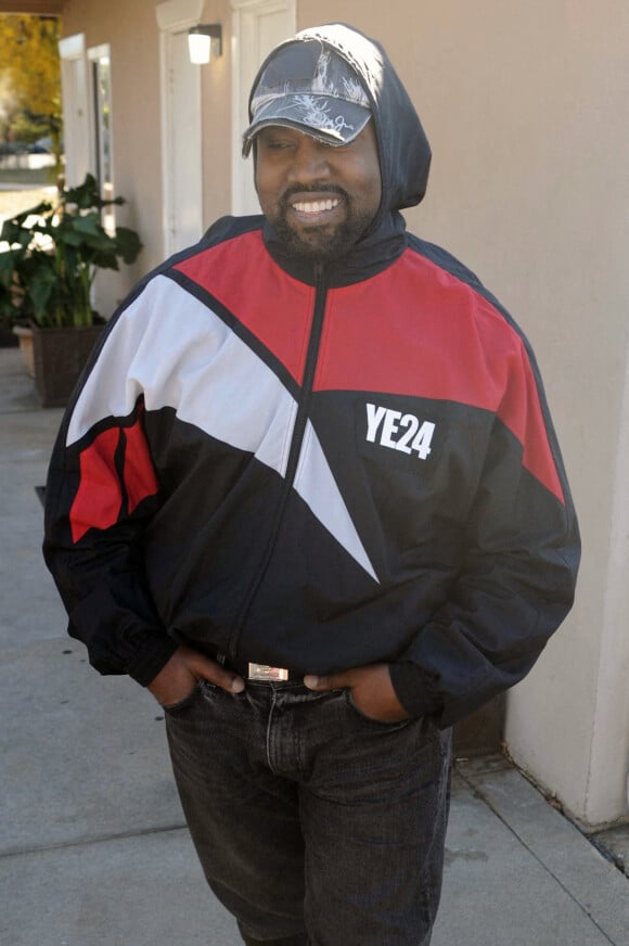 Kanye West arbore une veste "Ye24" alors qu'on le voit arriver à l'église juive de West Hills avec son directeur de campagne 2024 à Los Angeles le 26 novembre 2022.