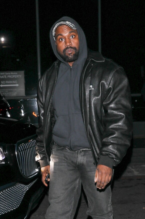 Kanye West a quitté une soirée d'anniversaire à Beverly Hills car il est venu avec des amis armés le 13 novembre 2022.