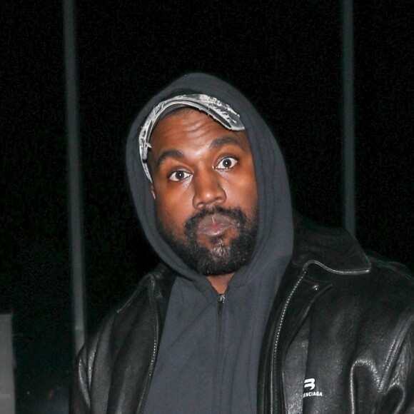 Kanye West a quitté une soirée d'anniversaire à Beverly Hills car il est venu avec des amis armés le 13 novembre 2022.