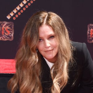 Lisa Marie Presley - Trois générations de Presley laissent leurs empreintes dans le ciment du TCL Chinese Theater pour célébrer la sortie du film "Elvis" à Los Angeles, le 21 juin 2022. 