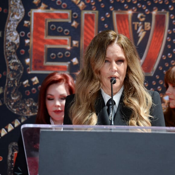 Lisa Marie Presley - Trois générations de Presley laissent leurs empreintes dans le ciment du TCL Chinese Theater pour célébrer la sortie du film "Elvis" à Los Angeles, le 21 juin 2022. 