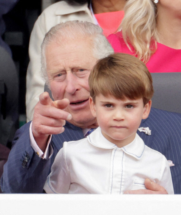 Le prince Charles, prince de Galles avec le prince Louis de Cambridge - La famille royale regarde la grande parade qui clôture les festivités du jubilé de platine de la reine à Londres