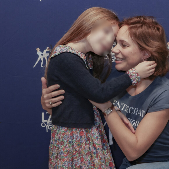 Exclusif - Nathalie Péchalat et sa fille Jeanne - Première du spectacle "Mon Premier Lac des Cygnes" au Théâtre Mogador à Paris, le 19 novembre 2022. © Jack Tribeca / Bestimage