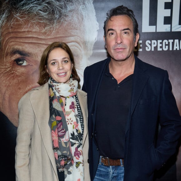 Exclusif - Jean Dujardin et sa femme Nathalie Péchalat - Photocall - Spectacle symphonique Claude Lelouch "D'un film à l'autre" au Palais des Congrès de Paris le 14 novembre 2022. Pour Fêter ses 85 ans et 60 de carrière, Claude Lelouch a créé un ciné-concert, "Claude Lelouch - D'un film à l'autre", dans lequel la musique de ses films est jouée par l'orchestre philharmonique de Prague, au Palais des Congrès à Paris. Sur le gâteau, son chiffre fétiche : 13 car 85 ans (8+5 = 13). Claude Lelouch associe le 13 à toute sa vie professionnelle : sa société "Les films 13" et son cinéma, le "Club 13. © Moreau / Rindoff / Bestimage 