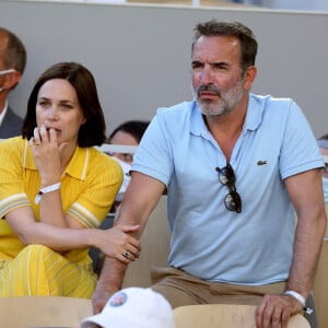 Nathalie Péchalat et Jean Dujardin dans les tribunes lors de la finale hommes des Internationaux de France de tennis de Roland Garros à Paris. © Dominique Jacovides / Bestimage