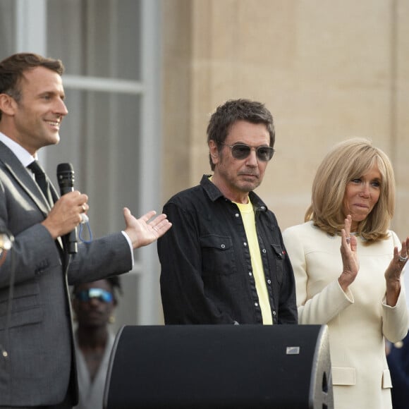 Le président de la République française Emmanuel Macron, sa femme la Première dame Brigitte Macron et Jean Michel Jarre lors de la Fête de la musique 2021 au palais de l'Elysée à Paris, France, le 21 avril 2021. © Eliot Blondet/Pool/Bestimage 