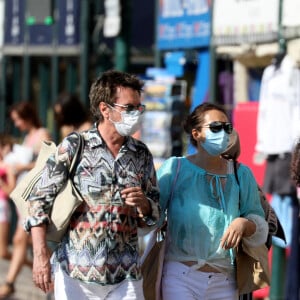 Exclusif - Jean-Michel Jarre et sa compagne Gong Li portent des masques de protection contre le Coronavirus (Covid-19) dans les rues de Saint-Tropez, le 20 juillet 2020. 