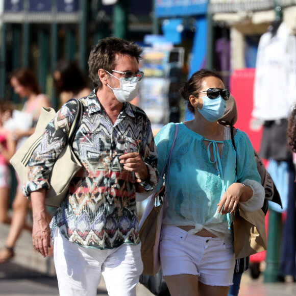 Exclusif - Jean-Michel Jarre et sa compagne Gong Li portent des masques de protection contre le Coronavirus (Covid-19) dans les rues de Saint-Tropez, le 20 juillet 2020. 