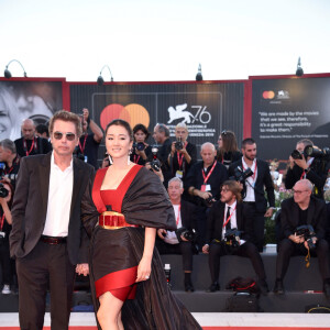 Jean-Michel Jarre et sa compagne Gong Li Jarre à la première du film "Saturday Fiction (Lan xin da ju yuan)" lors du 76ème festival du film de Venise, la Mostra, sur le Lido de Venise, Italie, le 4 septembre 2019. 