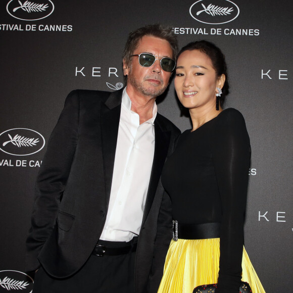 Jean-Michel Jarre et sa compagne Gong Li - Photocall de la soirée Kering "Women In Motion Awards", Place de la Castre, lors du 72ème Festival International du Film de Cannes. Le 19 mai 2019 © Denis Guignebourg / Bestimage 