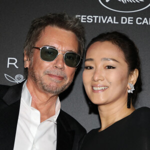 Jean-Michel Jarre et sa compagne Gong Li - Photocall de la soirée Kering "Women In Motion Awards", Place de la Castre, lors du 72ème Festival International du Film de Cannes. Le 19 mai 2019 © Denis Guignebourg / Bestimage 