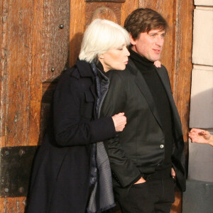 Exclusif - Françoise Hardy et son fils Thomas Dutronc se baladent le long des quais de l'Île Saint-Louis à Paris, France, le 2 novembre 2016.