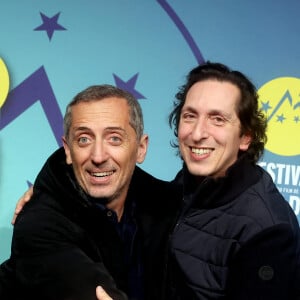 Gad Elmaleh et Stéphane Foenkinos - Cérémonie d'ouverture du 26e Festival international du film de comédie de l'Alpe d'Huez, le 16 janvier 2023. © Dominique Jacovides / Bestimage