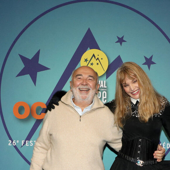 Gérard Jugnot, Arielle Dombasle - Cérémonie d'ouverture du 26e Festival international du film de comédie de l'Alpe d'Huez, le 16 janvier 2023. © Dominique Jacovides / Bestimage