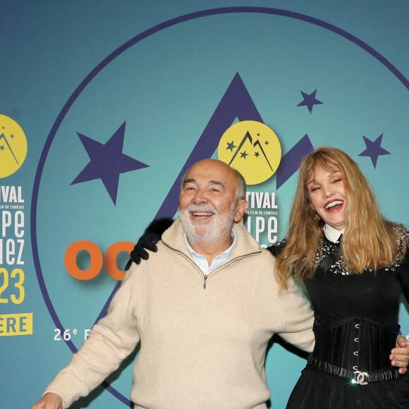 Gérard Jugnot, Arielle Dombasle - Cérémonie d'ouverture du 26e Festival international du film de comédie de l'Alpe d'Huez, le 16 janvier 2023. © Dominique Jacovides / Bestimage