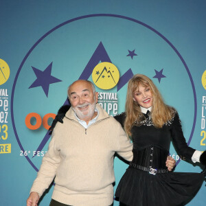 Gérard Jugnot, Arielle Dombasle - Cérémonie d'ouverture du 26e Festival international du film de comédie de l'Alpe d'Huez, le 16 janvier 2023. © Dominique Jacovides / Bestimage