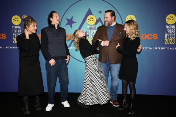 Bérangère Krief, Stéphane Foenkinos, Karin Viard, Antoine Bertrand et Camille Chamoux - Cérémonie d'ouverture du 26e Festival international du film de comédie de l'Alpe d'Huez, le 16 janvier 2023. © Dominique Jacovides / Bestimage