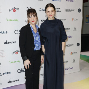 Hélène Lambert, Juliette Binoche au photocall de la 28ème Cérémonie des Lumières de la presse internationale au Forum des Images à Paris le 16 janvier 2023. © Marc Ausset-Lacroix / Pierre Perusseau / Bestimage 