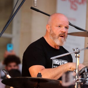 Exclusif - Le grand chef et animateur TV Philippe Etchebest donne un concert avec son groupe de Rock "Chef and the Gang" à l'occasion de la Fête de la Musique à Bordeaux, le 21 Juin 2019. Philippe Etchebest et son groupe jouaient devant le restaurant "Le Quatrième Mur" face à l'Opéra de Bordeaux. © Patrick Bernard / Bestimage