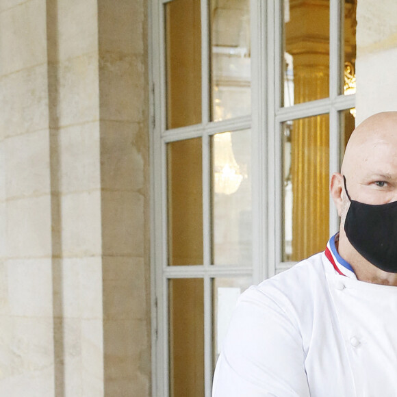 Info - Philippe Etchebest ferme son restaurant à Bordeaux après plusieurs suspicions de Covid-19 dans son équipe - Le grand chef Bordelais et présentateur TV Philippe Etchebest organise un concert de casseroles devant son restaurant Bordelais "Le 4ème Mur" avec son équipe afin de soutenir l'ouverture des restaurants pendant la crise liée à l'épidémie de Coronavirus (COVID-19), le 2 Octobre 2020 à Bordeaux.