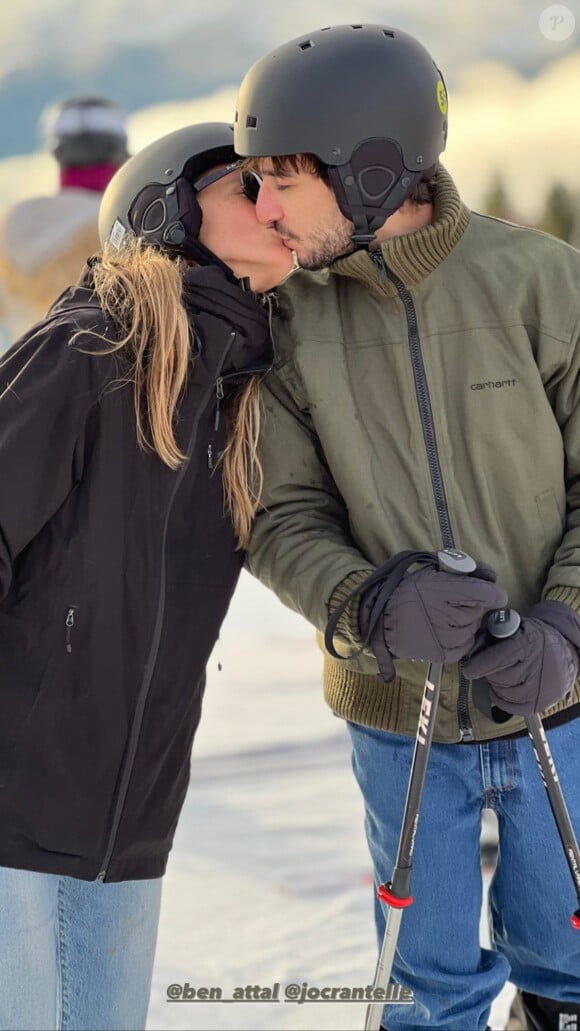 Ben Attal en vacances à la montagne avec sa chérie Jordane et sa mère Charlotte Gainsbourg. Le 27 décembre 2022.