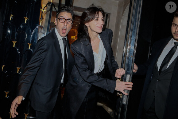 Yvan Attal et sa compagne Charlotte Gainsbourg - Arrivées à la 10ème édition du "Global Gift Gala"" au Four Seasons Hotel George V à Paris © Christophe Clovis / Bestimage
