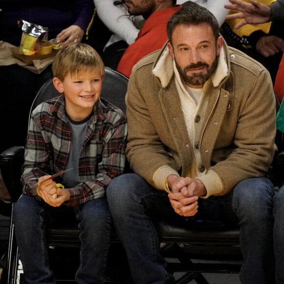 Ben Affleck et son fils Samuel assistent au match de basket entre les Celtics de Boston et les Lakers de Los Angeles. Photo de London Entertainement/Splash News/ABACAPRESS.COM