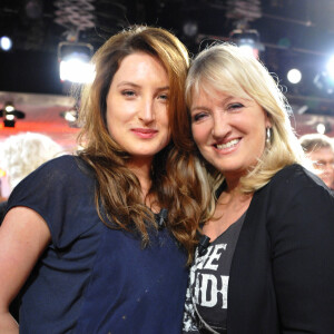 Julia Piaton et sa mère CHarlotte de Turckheim lors de l'enregistrement de l'émission "Vivement dimanche".