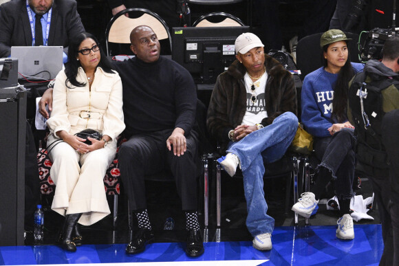 Magic Johnson et sa femme Earlitha Kelly, Pharrell Williams et sa femme Helen Lasichanh - People au match de Basketball Paris NBA 2023 entre les Pistons de Detroit et les Bulls de Chicago à l'Accor Arena Bercy le 19 janvier 2023.