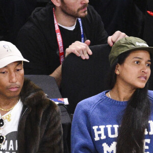 Pharrell Williams et sa femme Helen Lasichanh - People au match de Basketball Paris NBA 2023 entre les Pistons de Detroit et les Bulls de Chicago à l'Accor Arena Bercy le 19 janvier 2023.