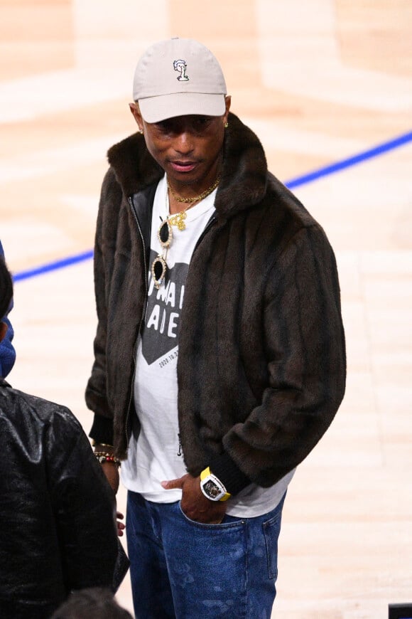 Pharrell Williams - People au match de Basketball Paris NBA 2023 entre les Pistons de Detroit et les Bulls de Chicago à l'Accor Arena Bercy le 19 janvier 2023.