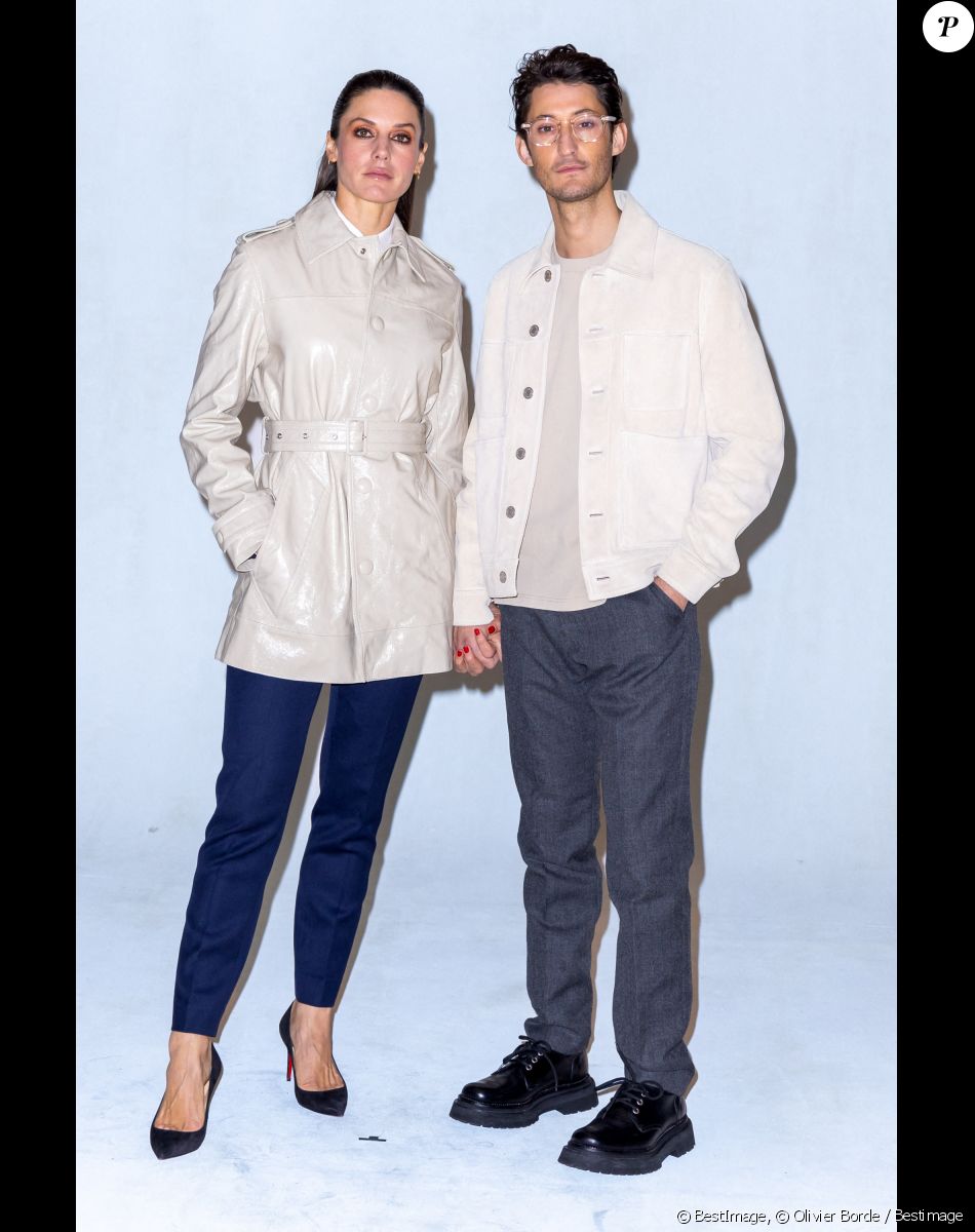 Pierre Niney et sa compagne Natasha Andrews - Photocall du défilé de mode Hommes "AMI" prêt-à-porter automne-hiver 2023/2024 lors de la fashion week de Paris. Le 19 janvier 2023 © Olivier Borde / Bestimage